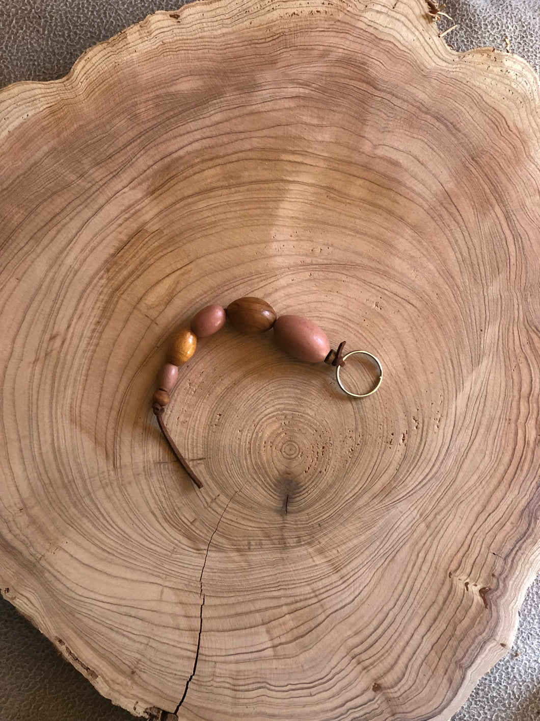 Keyring with dusty rose Wooden Beads and Faux Suede Cord - Chic Split Ring Accessory, Perfect Gift
