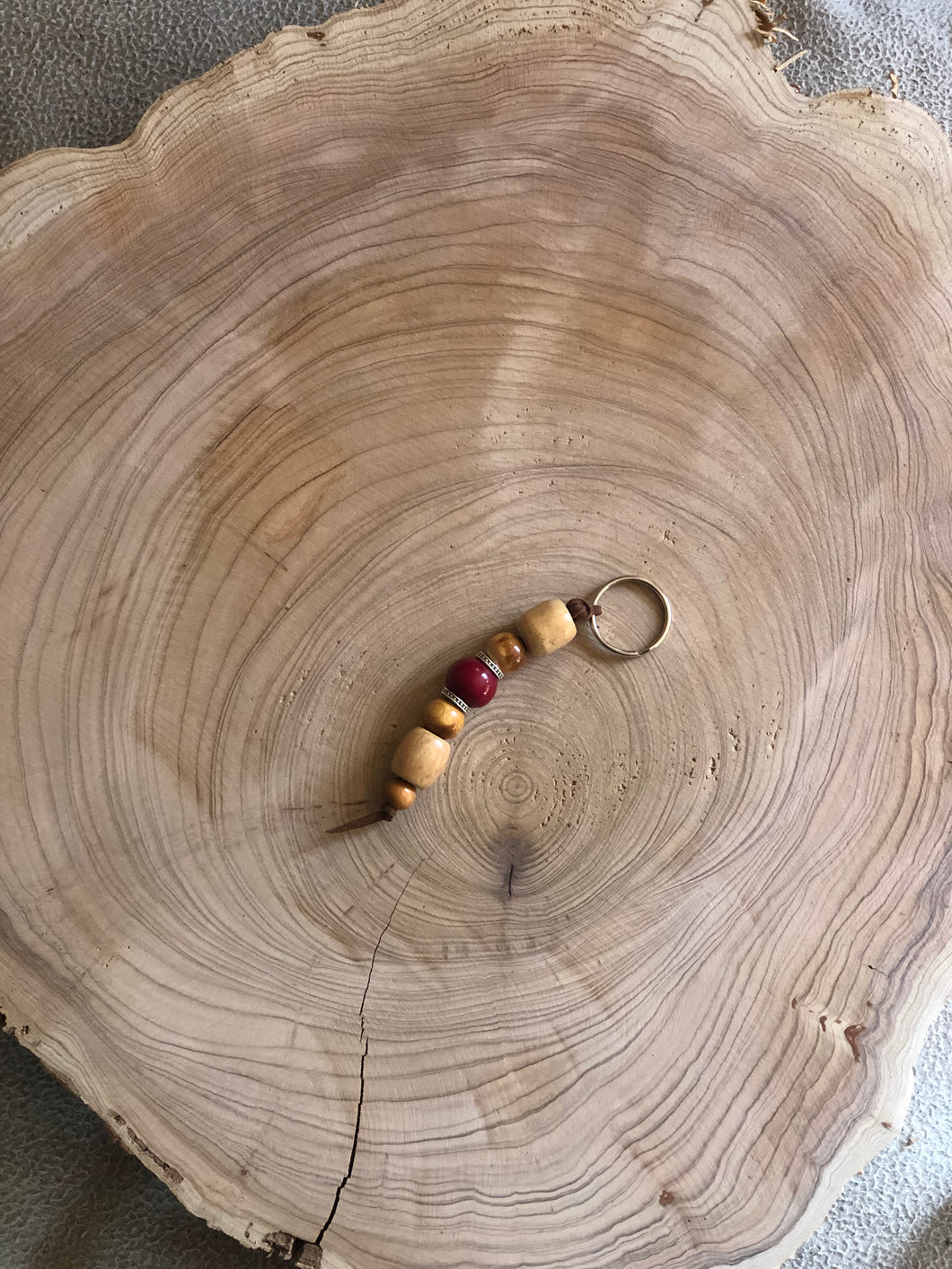 Keyring with beige and red Wooden Beads and Faux Suede Cord - Chic Split Ring Accessory, Perfect Gift